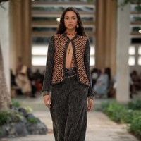 Rumah mode Prancis, Chanel memperagakan koleksi busana Pre-Fall 2023 di Palais de Justice di Dakar, Senegal. Chanel menjadi brand mewah Eropa atau Amerika yang menggelar fashion show di Sub-Sahara Afrika. Foto: Dok. Chanel.