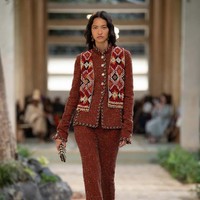Rumah mode Prancis, Chanel memperagakan koleksi busana Pre-Fall 2023 di Palais de Justice di Dakar, Senegal. Chanel menjadi brand mewah Eropa atau Amerika yang menggelar fashion show di Sub-Sahara Afrika. Foto: Dok. Chanel.