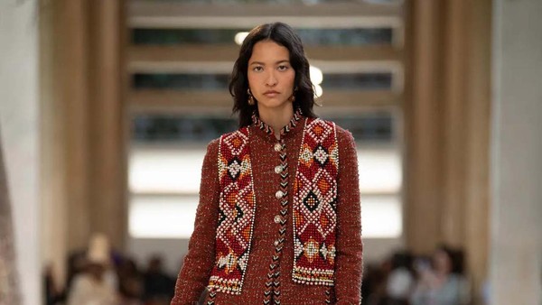 10 Koleksi Chanel Pre-Fall 2023, Busana Bergaya Tahun 70-an