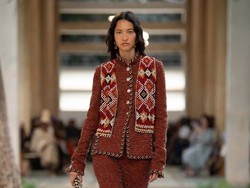 10 Koleksi Chanel Pre-Fall 2023, Busana Bergaya Tahun 70-an