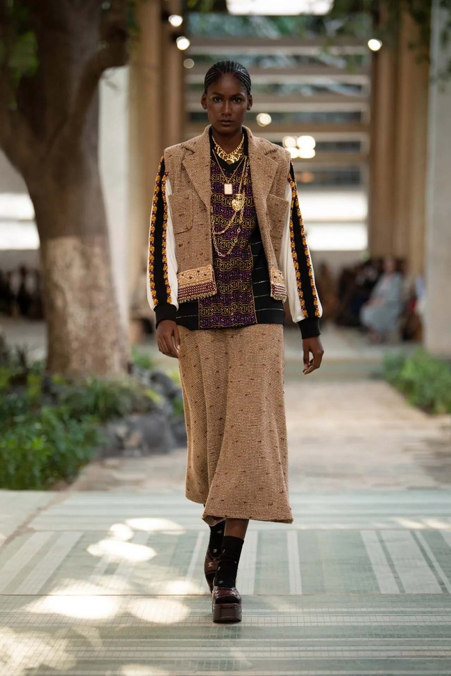 Rumah mode Prancis, Chanel memperagakan koleksi busana Pre-Fall 2023 di Palais de Justice di Dakar, Senegal. Chanel menjadi brand mewah Eropa atau Amerika yang menggelar fashion show di Sub-Sahara Afrika. Foto: Dok. Chanel.