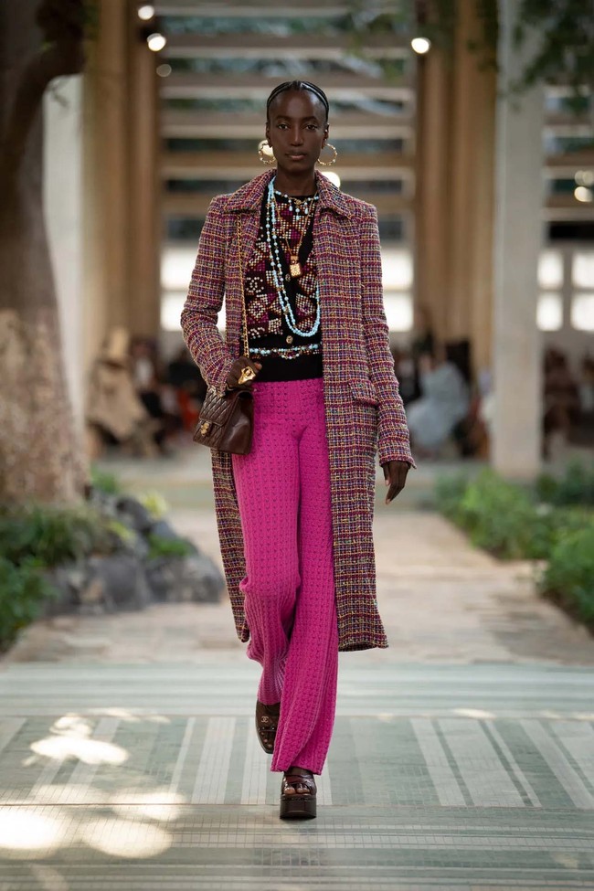 Rumah mode Prancis, Chanel memperagakan koleksi busana Pre-Fall 2023 di Palais de Justice di Dakar, Senegal. Chanel menjadi brand mewah Eropa atau Amerika yang menggelar fashion show di Sub-Sahara Afrika. Foto: Dok. Chanel.
