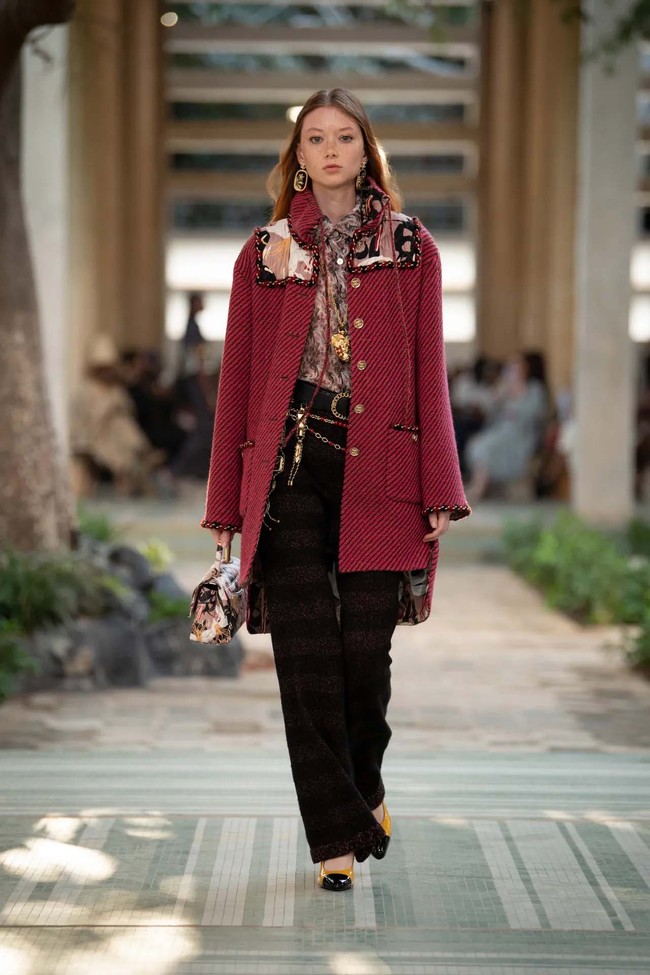 Rumah mode Prancis, Chanel memperagakan koleksi busana Pre-Fall 2023 di Palais de Justice di Dakar, Senegal. Chanel menjadi brand mewah Eropa atau Amerika yang menggelar fashion show di Sub-Sahara Afrika. Foto: Dok. Chanel.