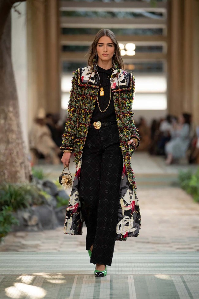 Rumah mode Prancis, Chanel memperagakan koleksi busana Pre-Fall 2023 di Palais de Justice di Dakar, Senegal. Chanel menjadi brand mewah Eropa atau Amerika yang menggelar fashion show di Sub-Sahara Afrika. Foto: Dok. Chanel.
