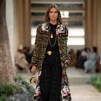 Rumah mode Prancis, Chanel memperagakan koleksi busana Pre-Fall 2023 di Palais de Justice di Dakar, Senegal. Chanel menjadi brand mewah Eropa atau Amerika yang menggelar fashion show di Sub-Sahara Afrika. Foto: Dok. Chanel.