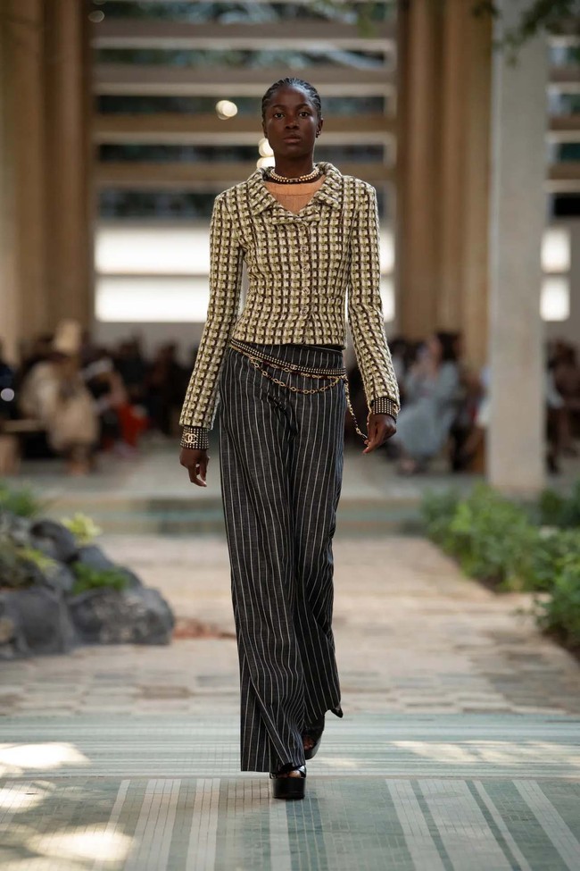 Rumah mode Prancis, Chanel memperagakan koleksi busana Pre-Fall 2023 di Palais de Justice di Dakar, Senegal. Chanel menjadi brand mewah Eropa atau Amerika yang menggelar fashion show di Sub-Sahara Afrika. Foto: Dok. Chanel.