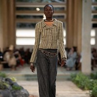Rumah mode Prancis, Chanel memperagakan koleksi busana Pre-Fall 2023 di Palais de Justice di Dakar, Senegal. Chanel menjadi brand mewah Eropa atau Amerika yang menggelar fashion show di Sub-Sahara Afrika. Foto: Dok. Chanel.