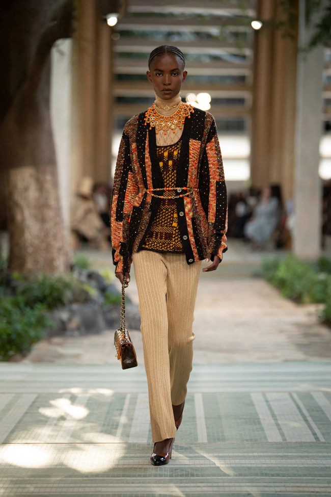 Rumah mode Prancis, Chanel memperagakan koleksi busana Pre-Fall 2023 di Palais de Justice di Dakar, Senegal. Chanel menjadi brand mewah Eropa atau Amerika yang menggelar fashion show di Sub-Sahara Afrika. Foto: Dok. Chanel.