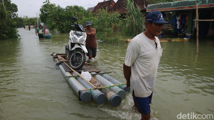 Kondisi banjir di Desa Ngastorejo, Kecamatan Jakenan, Pati, Selasa (3/1/2023).