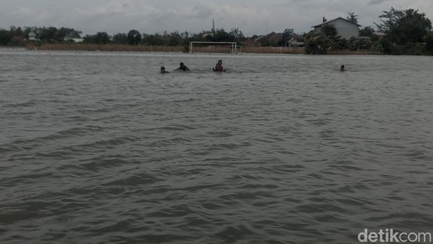 Kondisi banjir di Desa Prampelan, Sayung, Demak masih tergenang, Selasa (3/1/2023) sekitar pukul 14.00 WIB.