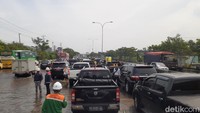 Genangan air sudah cukup berkurang dan mobil-mobil bisa lewat hingga Unissula Semarang. Foto: Afzal Nur Iman/detikJateng