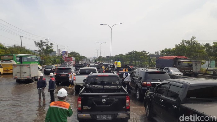 Kondisi banjir di Jalan Kaligawe, Semarang, Selasa (3/1/2023) siang.