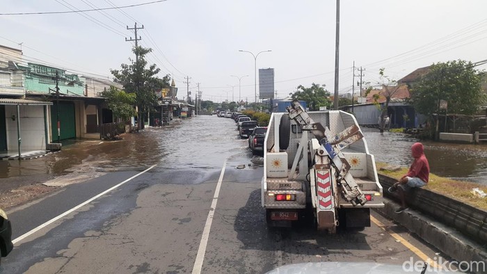 Kondisi banjir di Jalan Kaligawe, Semarang, Selasa (3/1/2023) siang.
