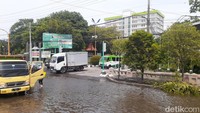Begitu sampai di depan RSI Sultan Agung, permukaan jalan rendah dan otomatis banjir tinggi. Foto: Afzal Nur Iman/detikJateng