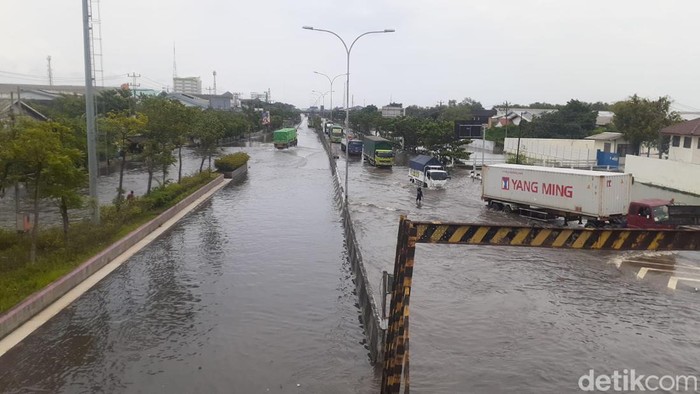Kondisi banjir di Jalan Kaligawe, Semarang, Selasa (3/1/2023) siang.