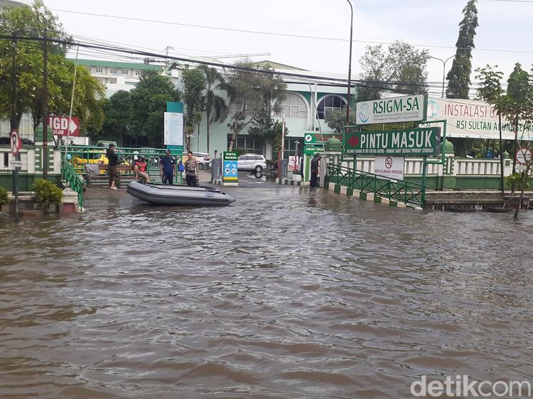 Penampakan Terkini Banjir di Jalan Kaligawe Semarang Hari Keempat