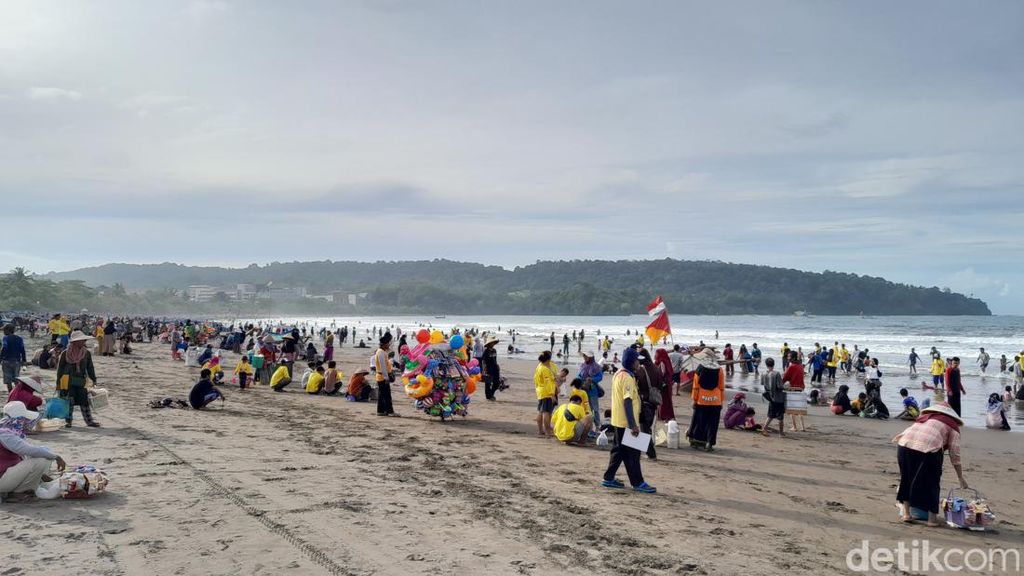 Suasana Pantai Pangandaran Penuh Warga Berlibur usai PPKM Dicabut