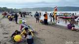 Turis Ramai Vs Pedagang Tumplek di Pantai Pangandaran