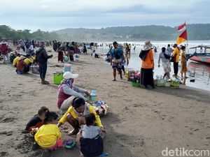 Pedagang Tumplek, Bibir Pantai Pangandaran Mirip Pasar Tumpah