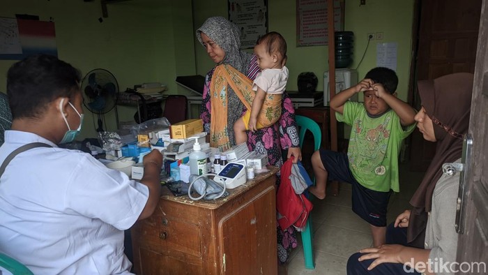 Korban banjir di Prampelan, Demak, memeriksakan diri di posko kesehatan, Selasa (3/1/2023).