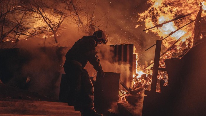 Kota Bakhmut Kembali Membara Diserang Rusia IVANIVSKE, UKRAINE - JANUARY 2: Emergency service workers extinguish a fire after shelling on the Bakhmut frontline in Ivanivske, Ukraine as Russia-Ukraine war continues on January 02, 2023 (Photo by Diego Herrera Carcedo/Anadolu Agency via Getty Images)