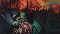 Petugas pemadam kebakaran masih terus berupaya memadamkan api dan menyelamatkan warga dari daerah rawan tersebut.  