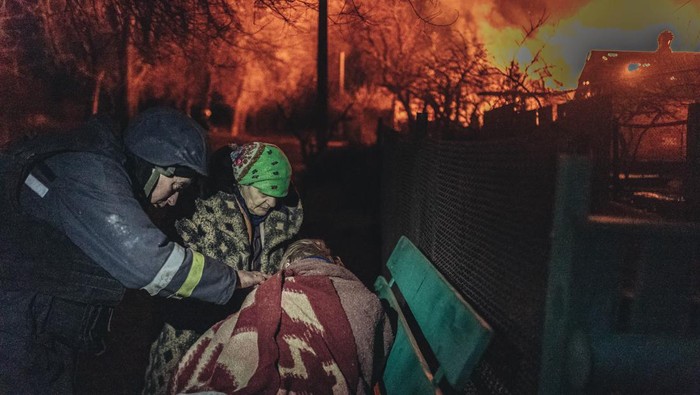IVANIVSKE, UKRAINE - JANUARY 2: Emergency service workers extinguish a fire after shelling on the Bakhmut frontline in Ivanivske, Ukraine as Russia-Ukraine war continues on January 02, 2023 (Photo by Diego Herrera Carcedo/Anadolu Agency via Getty Images)