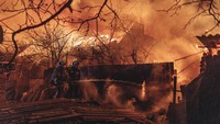 Perang kembali berlanjut di kota Bakhmut, rumah-rumah warga pun kembali terbakar.  