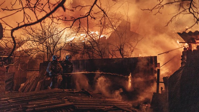 IVANIVSKE, UKRAINE - JANUARY 2: Emergency service workers extinguish a fire after shelling on the Bakhmut frontline in Ivanivske, Ukraine as Russia-Ukraine war continues on January 02, 2023 (Photo by Diego Herrera Carcedo/Anadolu Agency via Getty Images)