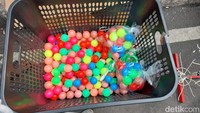 Sementara itu, salah satu penjual grosir lato-lato, Eliana, mengaku dapat menjual hingga 5 karung lato-lato dalam sehari. Sebagai informasi, 1 karung lato-lato berisi 500-600 pasang. Foto: (Almadinah Putri Brilian/detikcom)