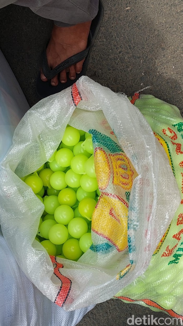 Geliat bisnis mainan lato-lato di Pasar Asemka Jakarta Barat