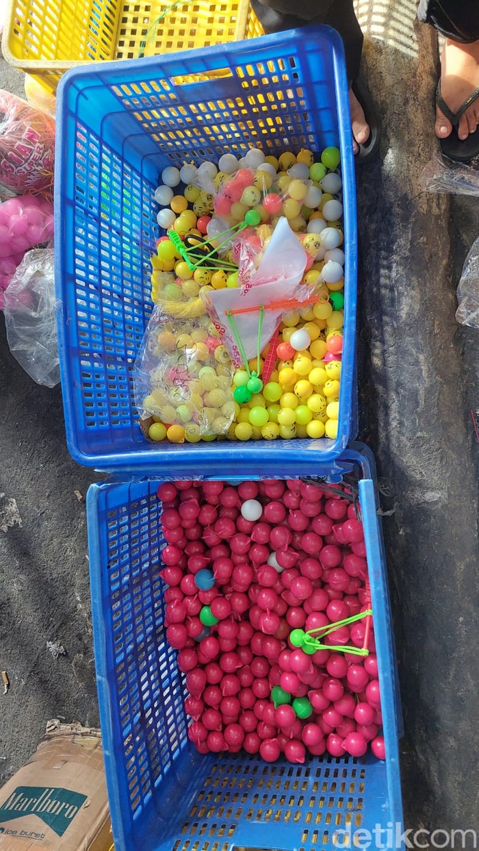 Geliat bisnis mainan lato-lato di Pasar Asemka Jakarta Barat