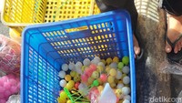 Salah satu pedagang lato-lato di Pasar Asemka mengaku bisa menjual hingga 600 pasang lato-lato. Nggak tentu. Ini aja baru mau dikirim satu karung, 600 pasang berarti ada 1.200 (buah). Saya tadi sudah kirim di box 600 pasang, kata salah satu pedagang lato-lato, Dori, kepada detikcom, Senin (2/1/2023).  Foto: (Almadinah Putri Brilian/detikcom)