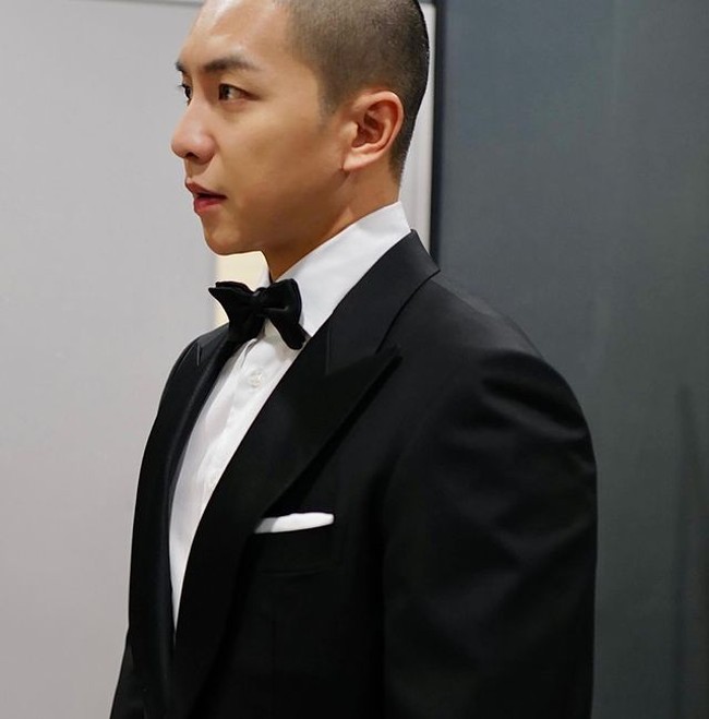 Lee Seung Gi tampil total untuk memerankan karakter biksu di film terbaru. Suami Lee Da In itu rela mencukur habis rambutnya hingga menghebohkan publik. Foto: (dok. Instagram @byhumanmade)