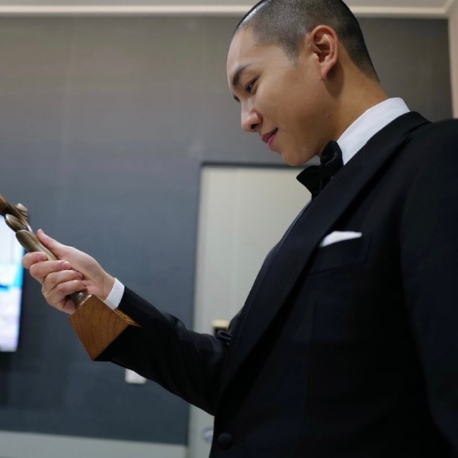 Saat berpidato dan menerima penghargaan, Lee Seung Gi mengungkap alasannya mencukur rambut botak agar tidak menimbulkan spekulasi. Bukan alasan pribadi, melainkan berperan menjadi biksu. Foto: (dok. Instagram @byhumanmade)