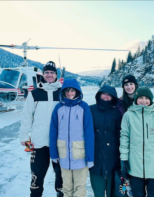 Ken Block dan Lucy dikaruniai dua putri dan satu putra. Meskipun telah lama menikah, Ken Block masih menjaga romantisme di pernikahan mereka. Foto: Instagram/@liakblock