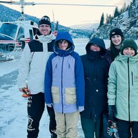 Ken Block dan Lucy dikaruniai dua putri dan satu putra. Meskipun telah lama menikah, Ken Block masih menjaga romantisme di pernikahan mereka. Foto: Instagram/@liakblock