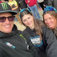 Memasuki 10 tahun pernikahan, Ken Block menuliskan pesan romantis di akun media sosial untuk sang istri. “10 tahun lalu di hari ini, saya menikahi wanita mengagumkan ini - istri/ sahabat/ dan mama super untuk ketiga anak kami. Ini merupakan dekade yang luar biasa bersamanya - dan saya menantikan lebih banyak lagi,” tulisnya kala itu. Foto: Instagram/@liakblock