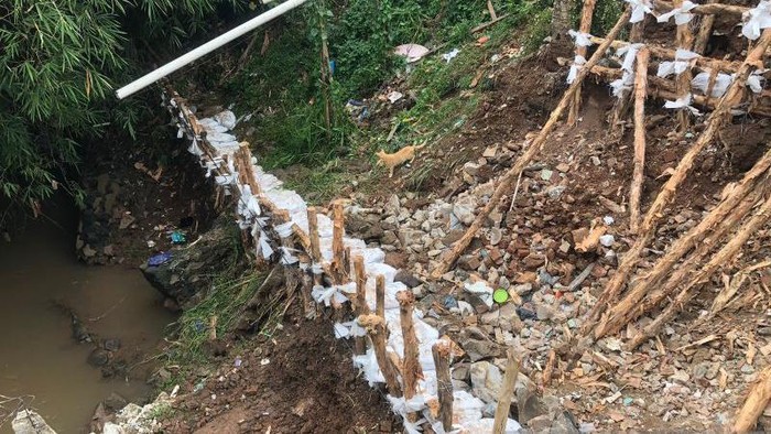 Lokasi lahan longsor di Kelurahan Kembangan Selatan, Kecamatan Kembangan, Jakarta Barat, Senin (2/1/2022). (ANTARA/Walda)