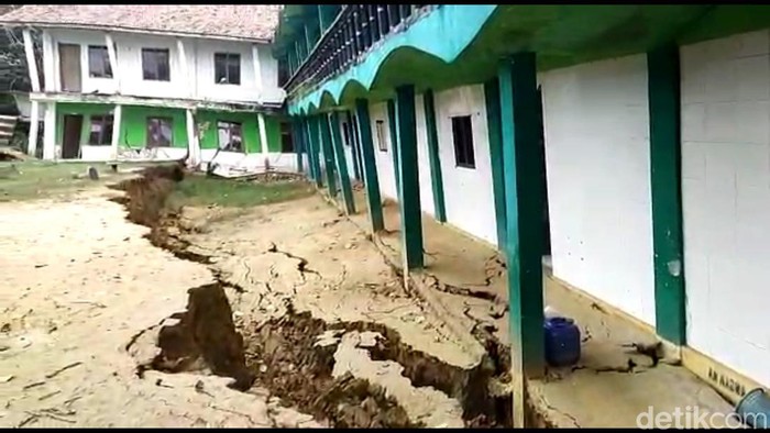 Madrasah di Sampang nyaris roboh setelah tanahnya ambles 3 meter