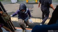 Kondisi celah yang terlalu lebar ini juga dapat menyulitkan orang lanjut usia (lansia) dan ibu hamil yang hendak naik-turun gerbong KRL.