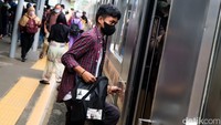 Bahkan pemuda sehat pun harus mengeluarkan sedikit tenaga ekstra untuk naik ke gerbong.  