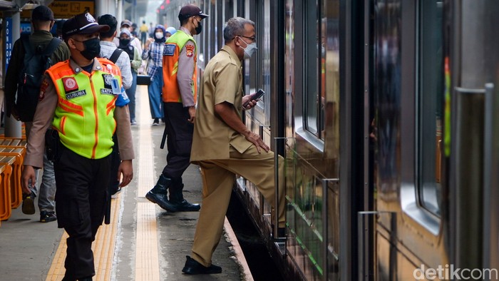 Jarak antara peron dan gerbong KRL di sejumlah stasiun belum semuanya ideal. Hal tersebut dikeluhkan anak kereta alias anker.