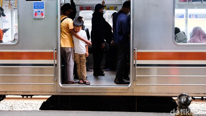 Melihat Celah Peron Lebar di Stasiun KRL yang Dikeluhkan Anker Jarak antara peron dan gerbong KRL di sejumlah stasiun belum semuanya ideal. Hal tersebut dikeluhkan anak kereta alias anker.
