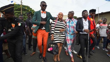 Mereka berdandan layaknya orang kaya raya. Biasanya mereka mengenakan pakaian bak kaum bangsawan. (SIA KAMBOU/Getty Images)