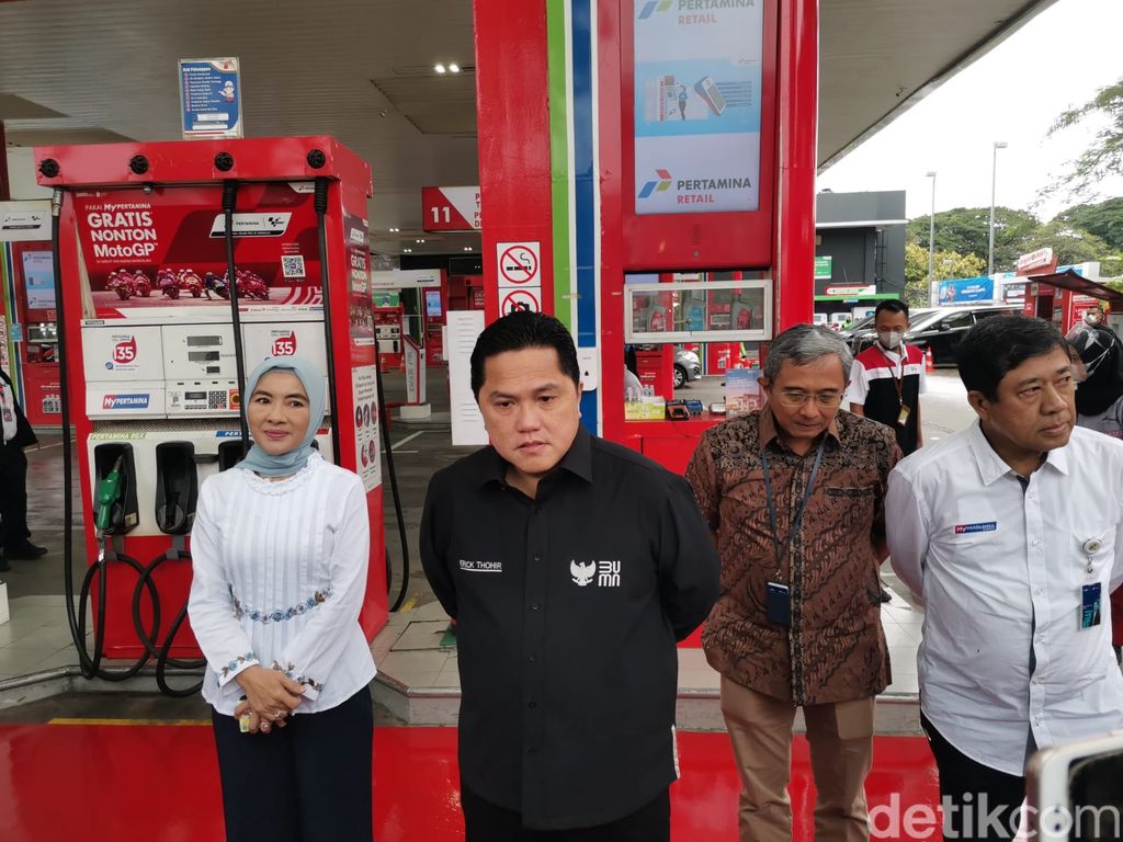 Menteri BUMN Erick Thohir dan Direktur Utama Pertamina Nicke Widyawati mengumumkan harga Pertamax turun di SPBU Pertamina MT Haryono, Selasa (3/1/2023).