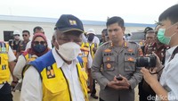 Basuki sendiri lebih memilih topi lamanya dan tidak mau yang lain meski sudah usang dengan alasan kenyamanan. Ada-ada saja ya, Pak Bas! Foto: Afzal Nur Iman/detikJateng