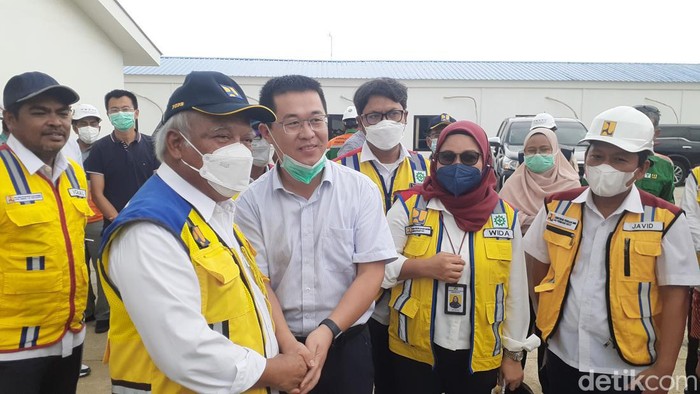 Menteri PUPR Basuki Hadimuljono mengecek banjir di Semarang, Rabu (3/1/2023).