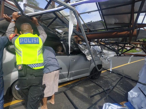 Mobil Avanza silver DK 1291 IB yang tertimpa baliho tumbang akibat angin kencang pada Selasa (3/1/2023) pagi. (istimewa)