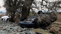 Banjir akhirnya menyeret puluhan mobil hingga terbalik dan saling bertumpukan.